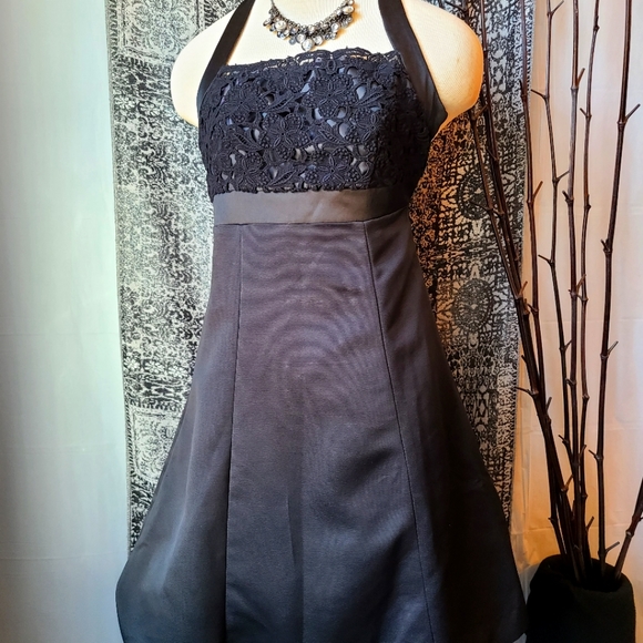 LIMITED EDITION...BEAUTIFUL DRESS - Picture 4 of 7